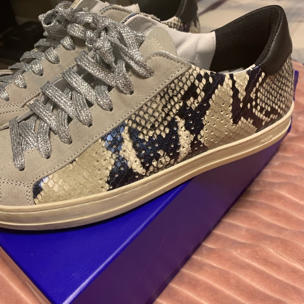 P448 tennis shoes,like new condition